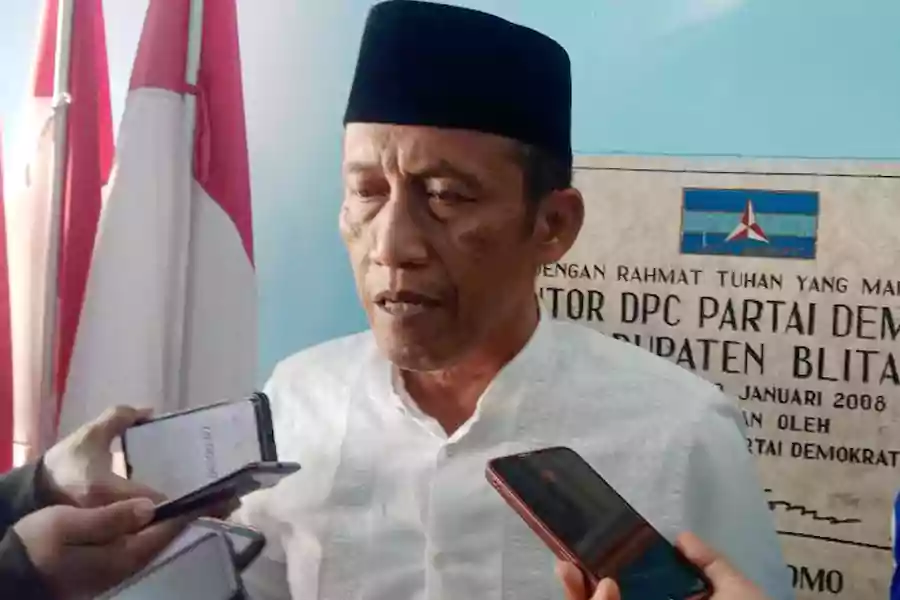 Politikus PDI Perjuangan (PDIP) Muharram Sulistiono atau Kelik saat mengembalikan formulir ke Kantor DPC Partai Demokrat Kabupaten Blitar, Jumat (12/07/2024). (Foto: Winanto/Beritajatim.com)