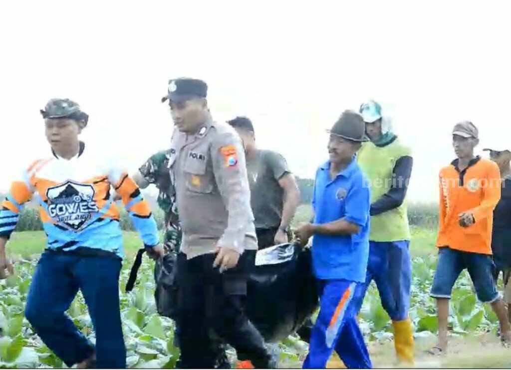 Proses evakuasi korban yang tercebur ke dalam sumur. [foto: Diah Ayu/beritajatim.com]