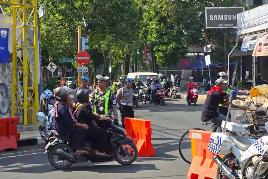 Personel Polres Tuban saat mengamankan pengalihan arus lalu lintas dalam rangka Haul Sunan Bonang.
