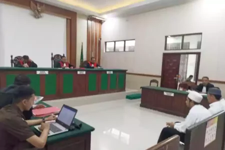 Sidang Tuntutan Samsudin di Pengadilan Negeri Blitar Ditunda, Ini Alasannya Samsudin dan 2 terdakwa lainnya menjalani persidangan di Pengadilan Negeri Blitar, Rabu (3/7/2024). (Foto: Winanto/beritajatim.com)