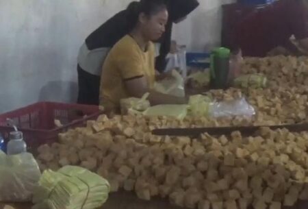 Perajin Tahu di Jombang Terpukul Kenaikan Harga Minyak Goreng foto beritajatim