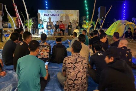TDA Jatim 1 menggelar Family Fun Camp dan diskusi bersama di Pantai Kelapa Tuban. [foto: Diah Ayu/beritajatim.com]