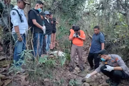 Pihak Kepolisian saat mengidentifikasi penemuan kerangka manusia.