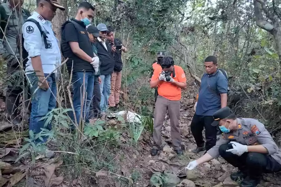 Pihak Kepolisian saat mengidentifikasi penemuan kerangka manusia.