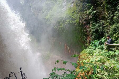 Pesona air terjun blawan Bondowoso, walaupun eksotik tetapi cukup mistik. (Deni Ahmad Wijaya/BeritaJatim.com)
