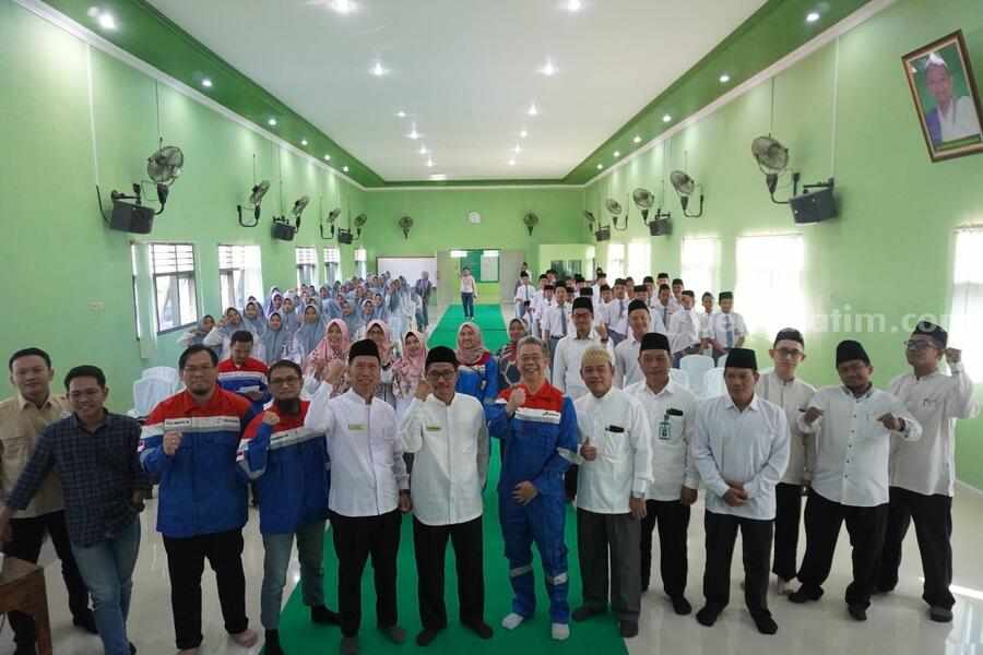 PT Pertamina Rosneft Pengolahan dan Petrokimia proyek GRR Tuban saat Goes to School di MAS Manbail Futuh Jenu.