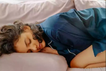 Ilustrasi posisi tidur untuk mengurangi nyeri haid. (Pexels/Polina Zimmerman)