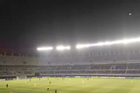 Timnas Indonesia Lolos ke Semifinal Tekuk Timor Leste 6-2 Suasana kemenangan Timnas Indonesia atas Timor Leste di GBT Surabaya. (Ochan/Beritajatim.com)