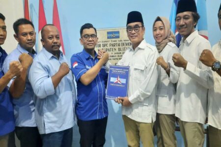 Tjutjuk Sunario mengembalikan formulir pendaftaran Calon Bupati Blitar di Demokrat, Jumat (14/06/2024) lalu. (foto : Winanto/beritajatim.com)