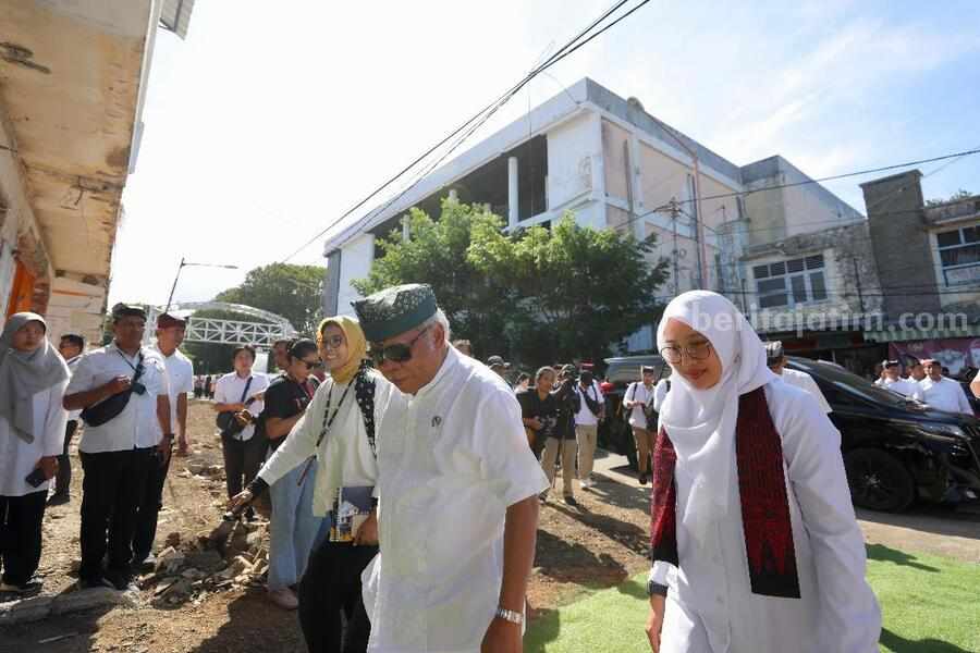 Menteri Pekerjaan Umum dan Perumahan Rakyat (PUPR) Basuki Hadimuljono saat berkunjung ke Banyuwangi didampingi oleh Bupati Ipuk Fiestiandani.
