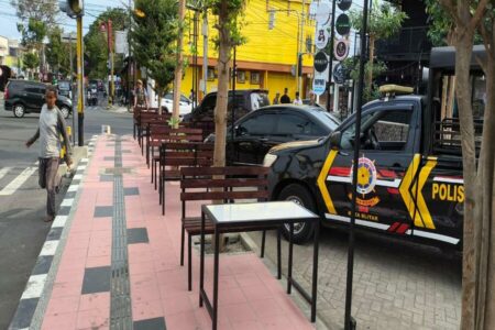 Trotoar Blitar Berubah Jadi Tempat Nongkrong, Langgar Aturan Tapi Ditolerir Trotoar jalan di Kota Blitar digunakan sebagai tempat nongkrong kafe, Rabu (3/7/2024). (foto : Winanto/beritajatim.com)