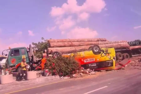 Truk Muat Kayu dan Elf Kecelakaan di Tol Kebomas, Dua Meninggal