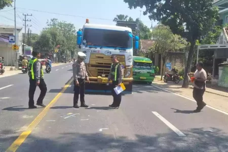 Pengendara motor Honda GL Max tewas di lokasi kejadian saat terlibat kecelakaan dengan truk tronton.