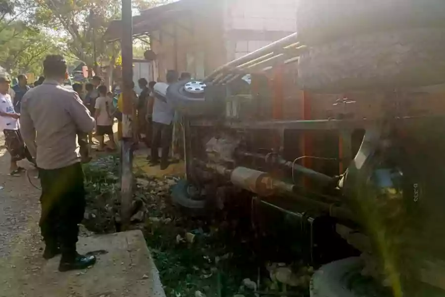 Truk yang terguling dalam tragedi kecelakaan di Bangkalan.