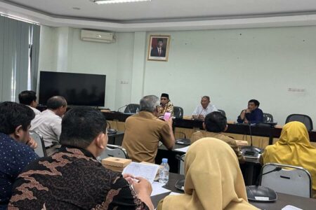 Rapat tindak lanjut dari permasalahan proyek pembangunan gedung IPIT RSUD Tuban. [foto: Diah Ayu/beritajatim.com]