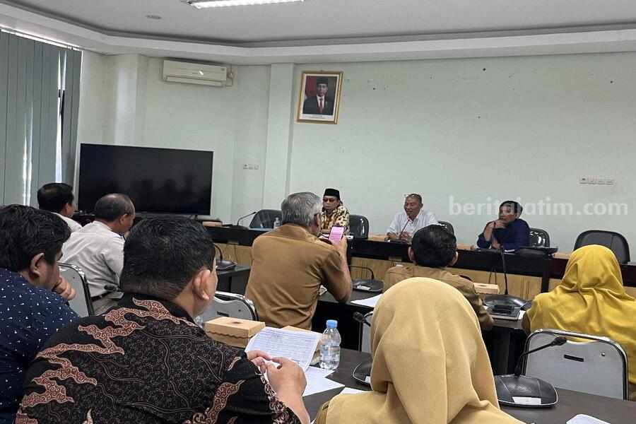 Rapat tindak lanjut dari permasalahan proyek pembangunan gedung IPIT RSUD Tuban. [foto: Diah Ayu/beritajatim.com]