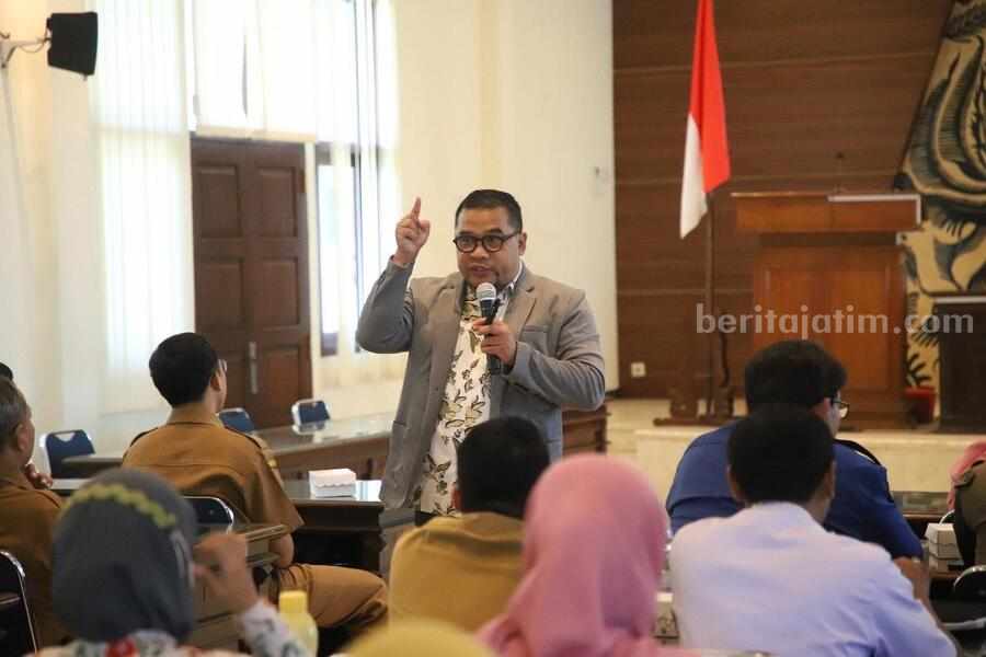 Pelatihan membuat konten media sosial dan pengelolaan website oleh Diskominfo-SP Tuban. [foto: Diah Ayu- beritajatim.com]