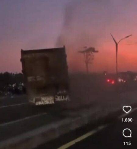 Sopir Truk Ugal Ugalan di JLS Bantul Yogyakarta Viral Sampai FYP! Tangkaoan layar Sopir Truk Ugal Ugalan di JLS Bantul Yogyakarta Viral Sampai FYP!