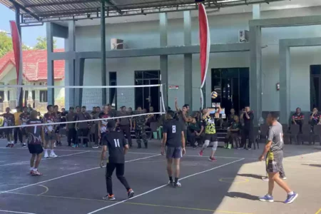 Pertandingan voli 3 pilar di Kodim 0811 Tuban dalam rangka peringati HUT ke-79 Republik Indonesia. [foto: Diah Ayu/beritajatim.com]