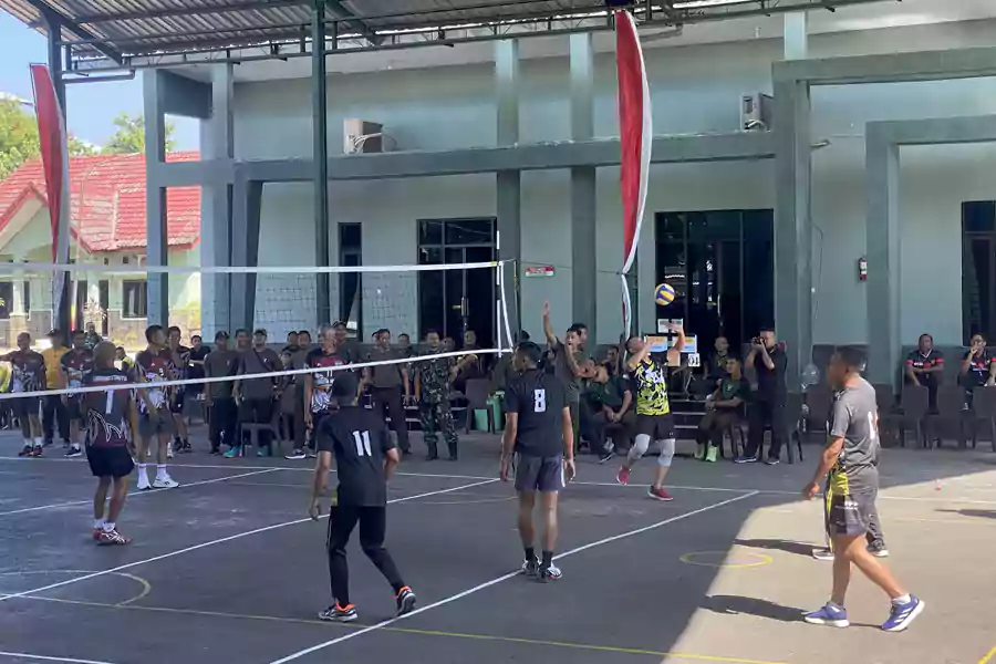 Pertandingan voli 3 pilar di Kodim 0811 Tuban dalam rangka peringati HUT ke-79 Republik Indonesia. [foto: Diah Ayu/beritajatim.com]