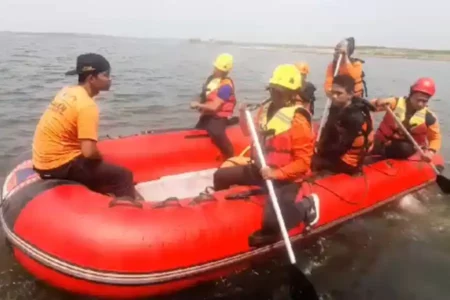 BPBD Lamongan Gelar Latihan Water Rescue di Waduk Gondang foto beritajatim