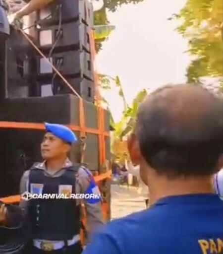 Karnaval Pakai Sound Horeg di Siraman Blitar Dirazia Polisi Tangkapan layar aparat Polres Blitar melakukan razia sound horeg di Karnaval Siraman Kabupaten Blitar, Minggu (28/07/2024). (Foto : Winanto/beritajatim.com)