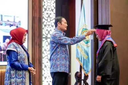 Bupati Lamongan, Yuhronur Efendi mewisuda sebanyak 399 orang tua lulusan program Sekolah Orang Tua Hebat (SOTH) angkatan IV, di Aula Gajah Mada Pemkab Lamongan, Kamis (25/7/2024).