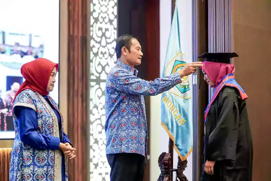Bupati Lamongan, Yuhronur Efendi mewisuda sebanyak 399 orang tua lulusan program Sekolah Orang Tua Hebat (SOTH) angkatan IV, di Aula Gajah Mada Pemkab Lamongan, Kamis (25/7/2024).