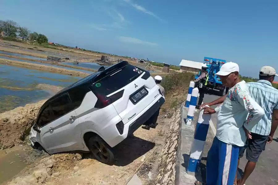 Kondisi mobil Xpander yang terjun ke tambak garam di Sampang