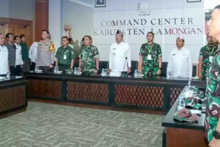 Pak Yes Kenalkan Potensi Lamongan kepada Pasis KKL Seskoad Bupati Lamongan, Yuhronur Efendi, menerima anjangsana dari Pasis KKL Dikreg LXIV Seskoad Tahun 2024/ di Ruang Command Center Pemkab Lamongan, Rabu (3/7/2024).
