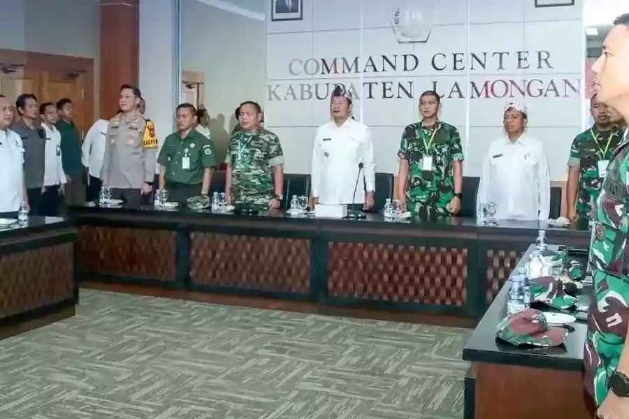 Bupati Lamongan, Yuhronur Efendi, menerima anjangsana dari Pasis KKL Dikreg LXIV Seskoad Tahun 2024/ di Ruang Command Center Pemkab Lamongan, Rabu (3/7/2024).