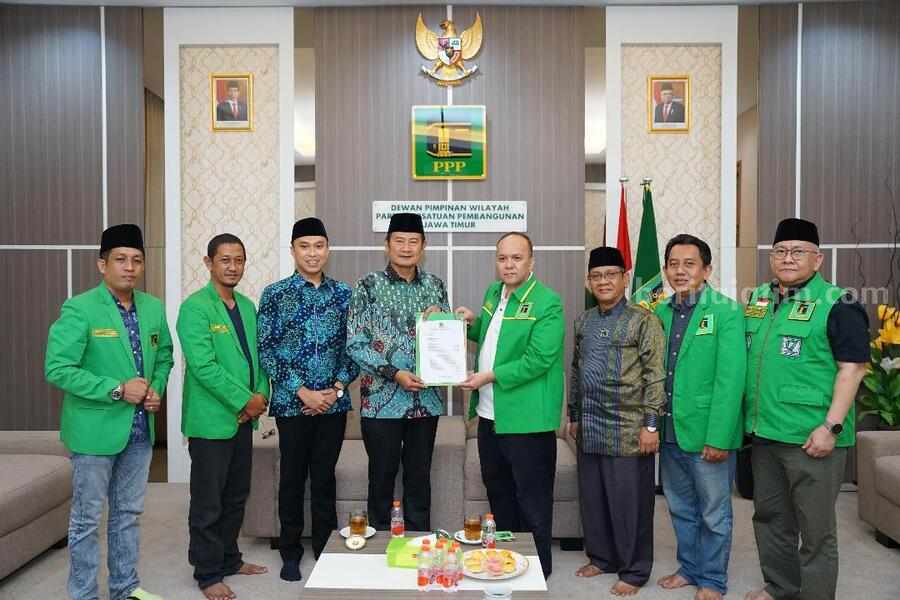 Yuhronur Efendi didampingi Dirham Akbar Aksara, menerima surat rekomendasi sebagai pasangan Cabup-Cawabup Lamongan dari PPP untuk Pilkada 2024, di Kantor DPW PPP Jatim, Senin petang (29/7/2024).
