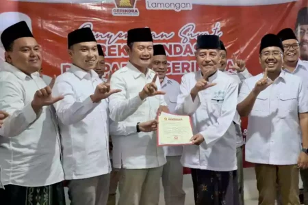 Yuhronur Efendi dan Dirham Akbar Aksara, menerima surat rekomendasi sebagai pasangan Cabup-Cawabup dari Partai Gerindra, yang diserahkan oleh Pengasuh Pondok Pesantren Sunan Drajat, Kiai Abdul Ghofur, Rabu (31/7/2024).