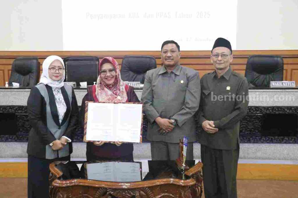 Wabup Gresik Aminatun Habibah (dua dari kiri) diapit wakil ketua DPRD saat menyampaikan KUA-PPAS APBD 2025.
