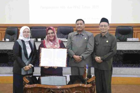 Wabup Gresik Aminatun Habibah (dua dari kiri) diapit wakil ketua DPRD saat menyampaikan KUA-PPAS APBD 2025.