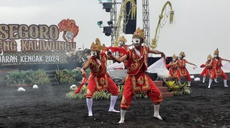 Puluhan Penari Topeng Kaliwungu Tampil Energik di Pantai Watu Pecak Lumajang
