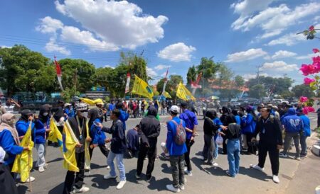 Pelantikan Anggota DPRD Tuban Diwarnai Demo Mahasiswa