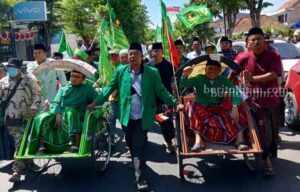Ra Baqir dan Taufadi Diantar Abang Becak Menuju KPU Pamekasan