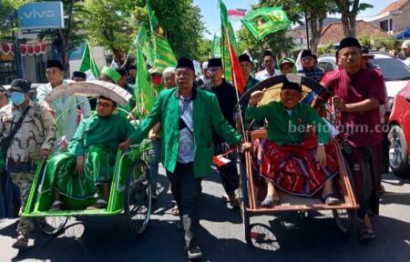 Ra Baqir dan Taufadi Diantar Abang Becak Menuju KPU Pamekasan