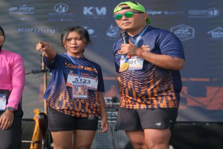 Berlangsung Sukses, Ribuan Peserta Ikuti ‘SIER Industrial Run 2024’ Dirut SIER, Didik Prasetiyono dengan salah seorang pemenang lari 5K