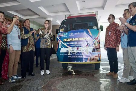 Pj Gubernur Adhy Lepas Ekspor Produk Unggulan Jatim Senilai Rp1,3 M foto beritajatim