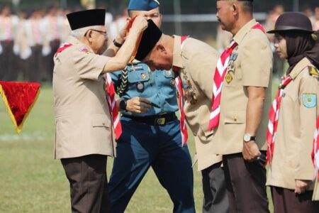 Wapres RI Sematkan Lencana Melati pada Ketua Kwarda Jatim