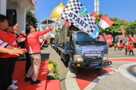 Pj Gubernur Jatim, Adhy Karyono melepas tim pendaki 'Ekspedisi 79'.