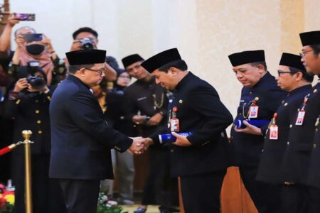 Penjabat (Pj) Gubernur Jatim, Adhy Karyono melantik eselon II.
