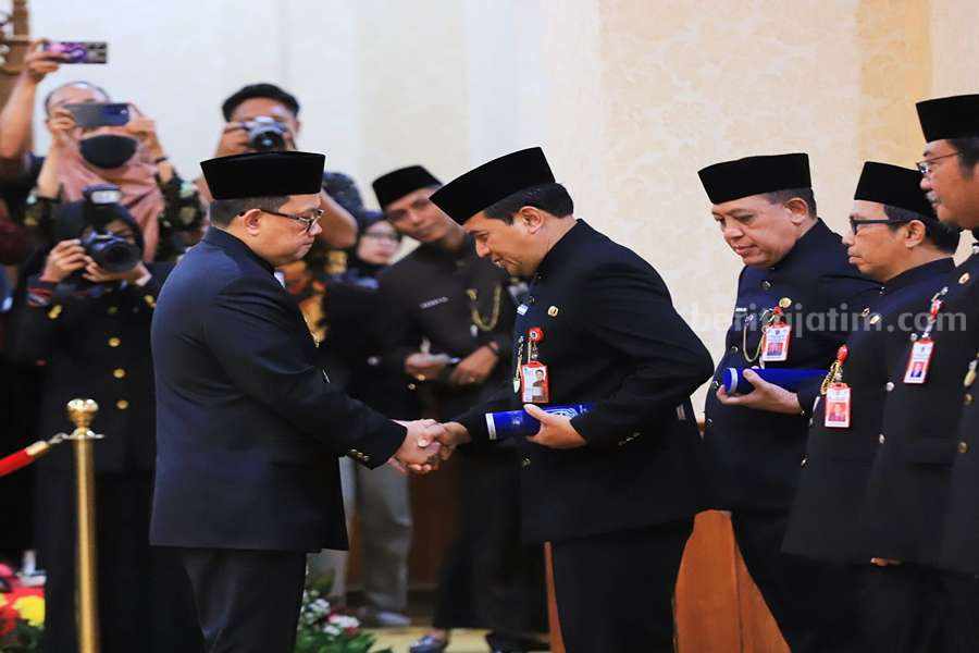 Penjabat (Pj) Gubernur Jatim, Adhy Karyono melantik eselon II.