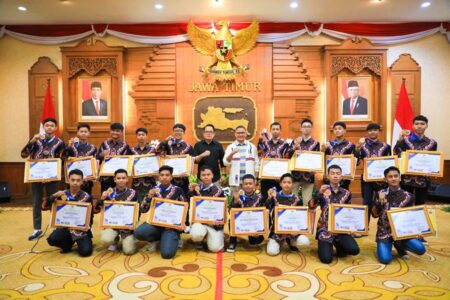 Pj Gubernur Jatim Adhy Karyono dan Kadis Pendidikan Jatim Aries Agung Paewai berfoto bareng 45 Kontingen Jatim