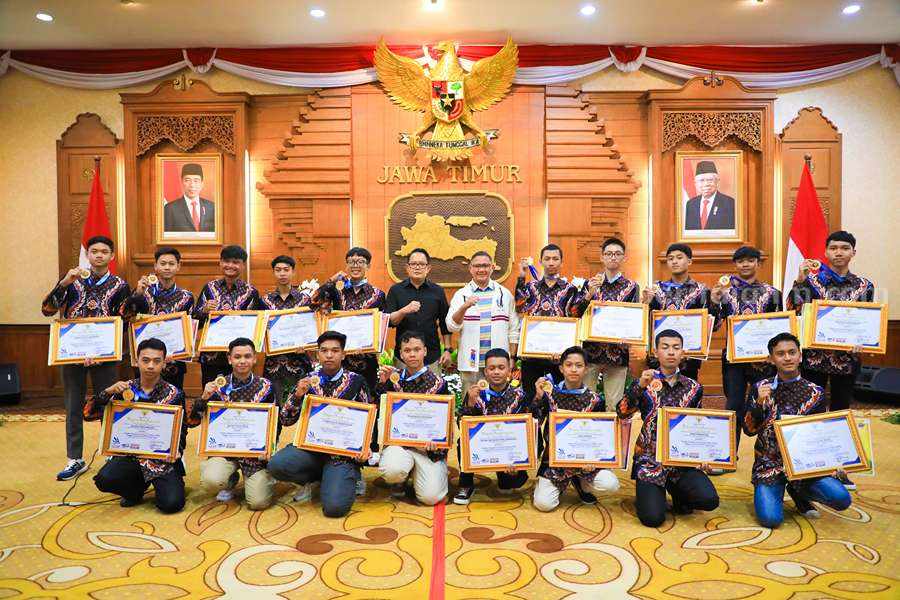 Pj Gubernur Jatim Adhy Karyono dan Kadis Pendidikan Jatim Aries Agung Paewai berfoto bareng 45 Kontingen Jatim