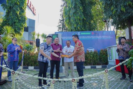 Dukung Transisi Energi Bersih, SIER Kini Miliki SPKLU Fast Charging 120 KVA Peresmian SPKLU ini dilakukan Wakil Wali Kota Surabaya Armuji, didampingi Direktur Utama (Dirut) PT SIER Didik Prasetiyono.