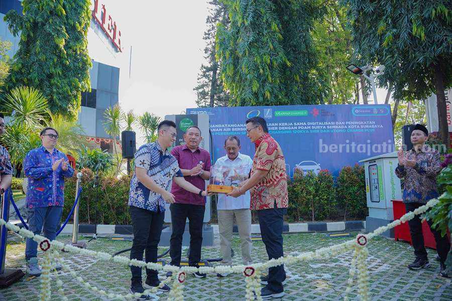 Peresmian SPKLU ini dilakukan Wakil Wali Kota Surabaya Armuji, didampingi Direktur Utama (Dirut) PT SIER Didik Prasetiyono.