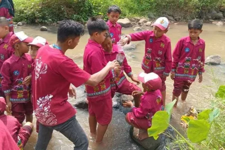Mahasiswa UK Petra Bantu Pecahkan Masalah Air Bersih di Mojokerto